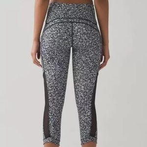 Lululemon Crop Daisy White / Black Luxetreme Sz 6